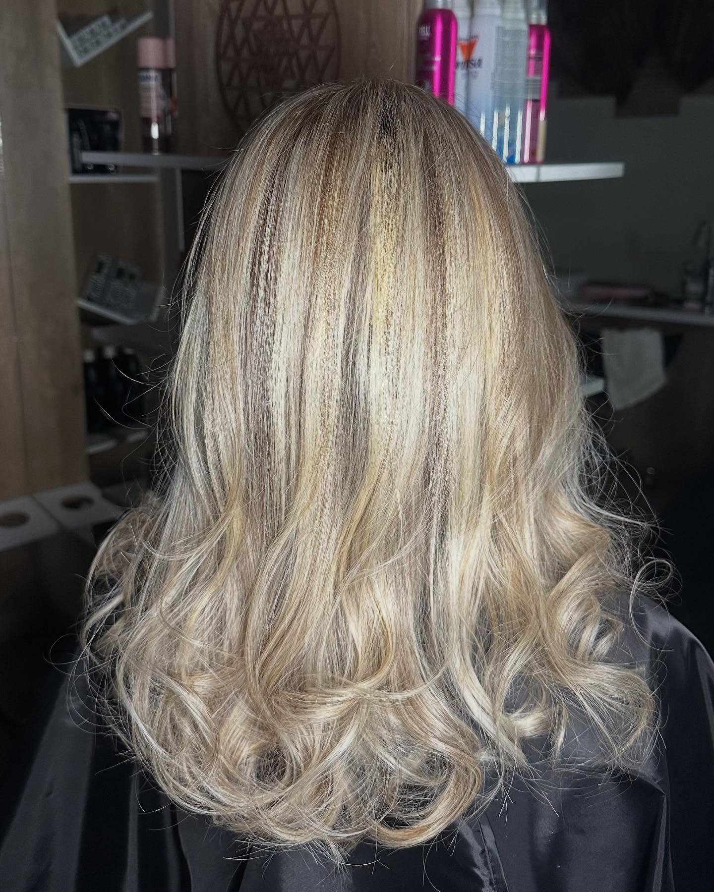 Balayage Blond me Valë — Highlights bionde mbi bazë natyrale · stilim me valë
