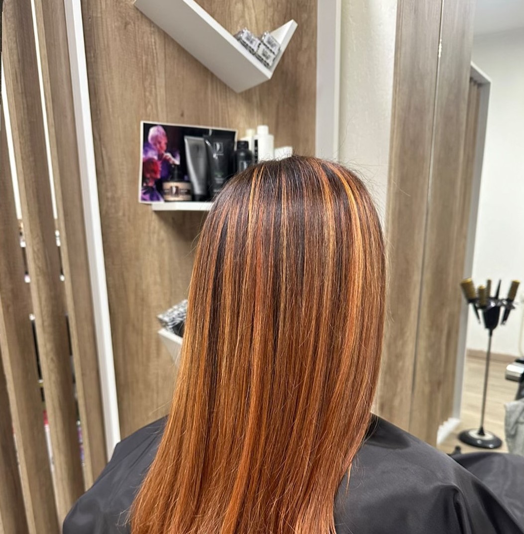 Copper Highlights — Ngjyrosje copper · bazë e errët me streaks portokalli