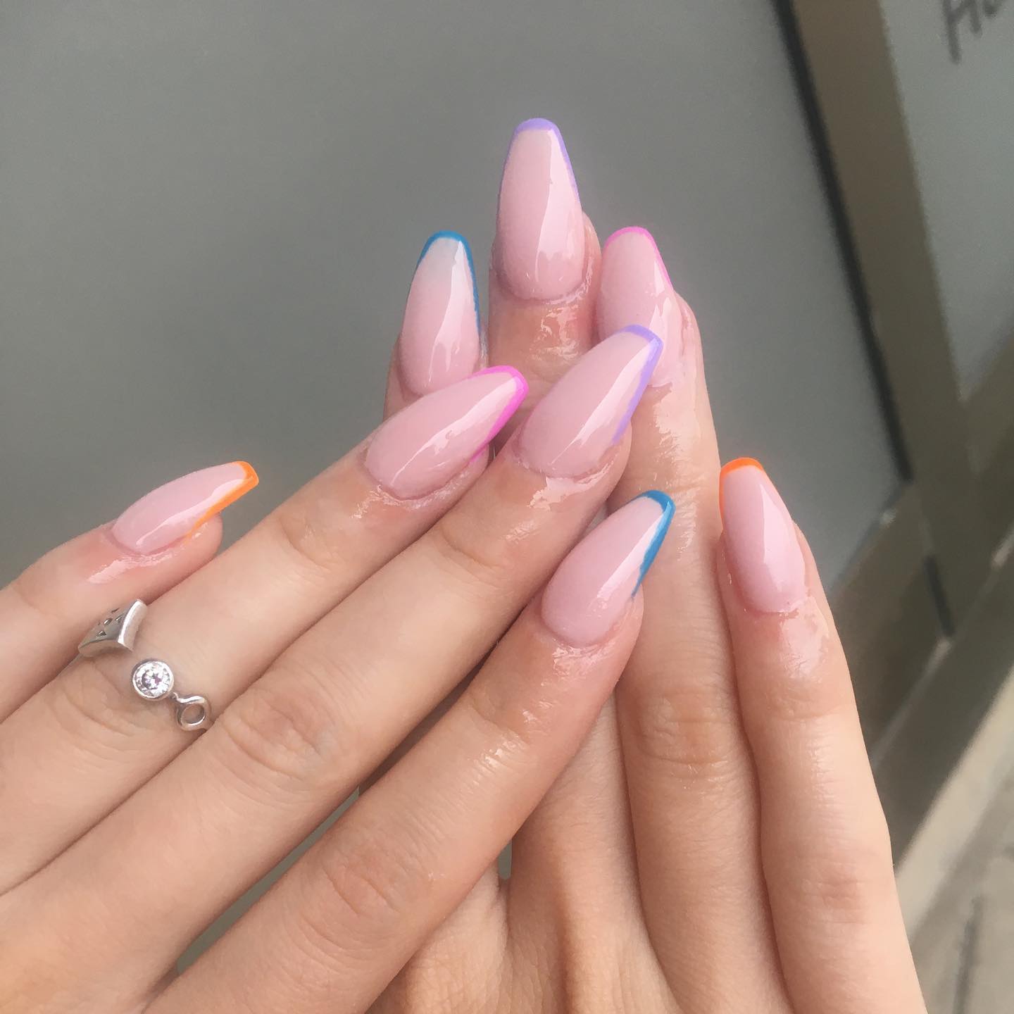 Mikro-French Pastel — Stiletto e gjatë · vija blu, vjollcë, rozë, portokalli
